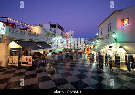 La rue commerçante, le PCSRA Herculano, Albufeira, Algarve, Portugal Banque D'Images