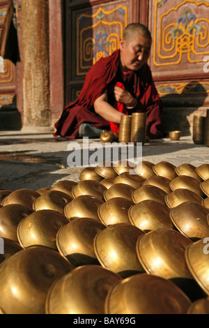 Remplissage du moine lampes à beurre en prévision de l'anniversaire du temple Shuxiang, Wenshu, Le Mont Wutai Wutai Shan, Fi, Banque D'Images