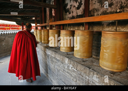 Moine Lama tourne la roues de prière à la base de la Grande Pagode Blanche, au cours de l'anniversaire de mon Tayuan, Wenshu Banque D'Images