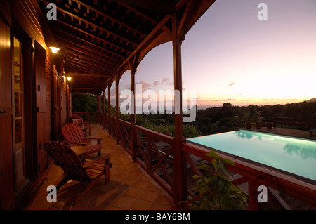 Piscine d'un hôtel dans la soirée, Basse-Terre, Guadeloupe Banque D'Images