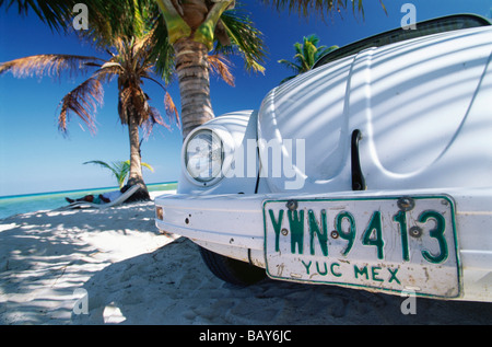 VW Beetle blanche garée sur une plage, à Boca Paila, Quintana Roo, Yucatan, Mexique Banque D'Images