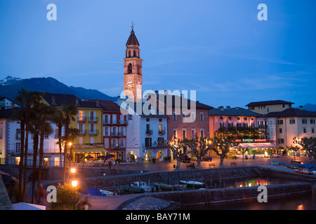 Port et promenade du port avec clocher d'église Santi Pietro Paolo en arrière-plan dans la soirée, Ascona, le Lac Majeur, Ticin Banque D'Images