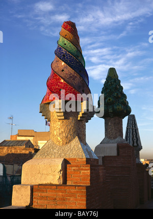 Toit de Palau Guell au soleil, Barcelone, Espagne Banque D'Images