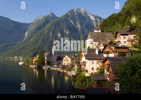 Vue panoramique sur Hallstatt avec Christ et l'église protestante de l'église paroissiale catholique, le lac de Hallstatt, Haute Autriche, Autriche Banque D'Images