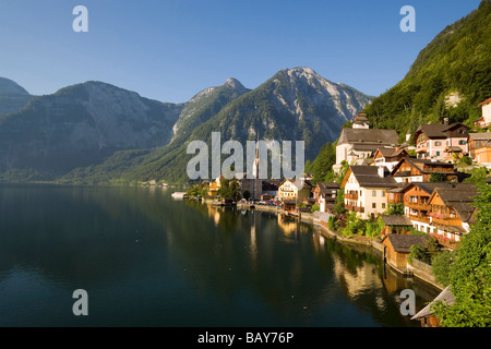 Vue panoramique sur Hallstatt avec Christ et l'église protestante de l'église paroissiale catholique, le lac de Hallstatt, Haute Autriche, Autriche Banque D'Images