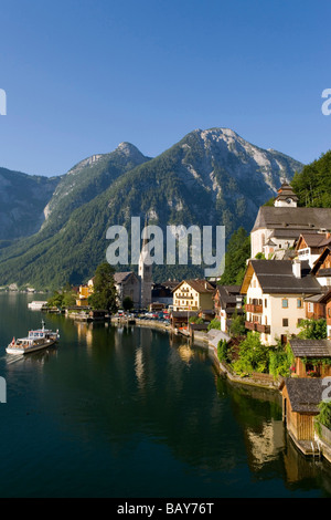 Vue panoramique sur Hallstatt avec Christ et l'église protestante de l'église paroissiale catholique, le lac de Hallstatt, Haute Autriche, Autriche Banque D'Images