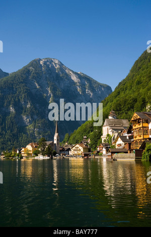 Vue panoramique sur Hallstatt avec Christ et l'église protestante de l'église paroissiale catholique, le lac de Hallstatt, Haute Autriche, Autriche Banque D'Images