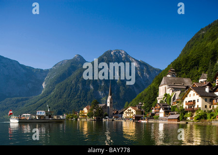 Vue panoramique sur Hallstatt avec Christ et l'église protestante de l'église paroissiale catholique, le lac de Hallstatt, dans la région du Salzkammergut, Aus Banque D'Images