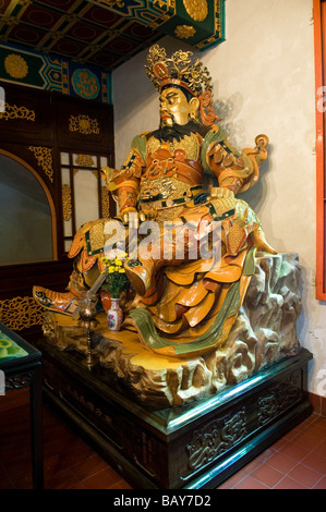 Gardien du démon à l'intérieur de la salle du grand héros au monastère Po Lin. L'île de Lantau, Hong Kong Banque D'Images