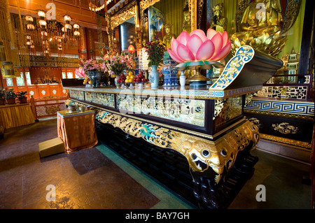 L'autel principal à l'intérieur de la salle du grand héros au monastère Po Lin. L'île de Lantau, Hong Kong Banque D'Images