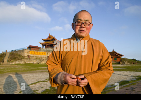 Un moine debout devant le monastère de Huazang sur le sommet de l'Emei Shan, province du Sichuan, Chine, Asie Banque D'Images