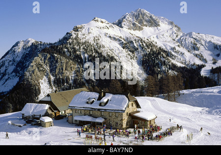 Les gens en face d'un chalet de montagne au soleil, Karnische Alpen, Oberland Bernois, Suisse Banque D'Images