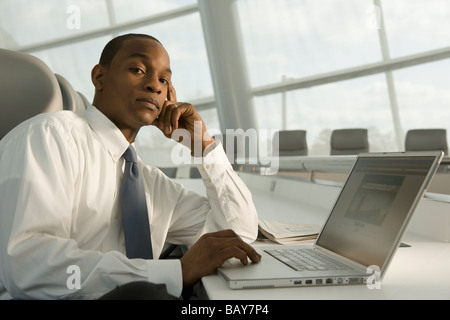African businessman working on laptop et à de graves Banque D'Images