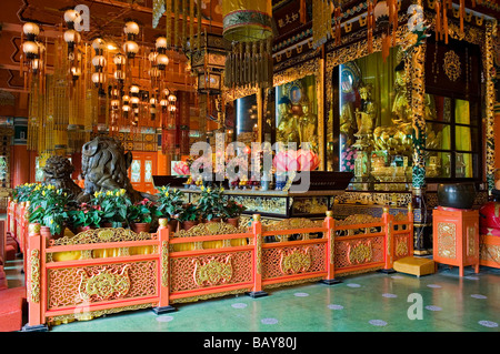 L'autel principal à l'intérieur de la salle du grand héros au monastère Po Lin. L'île de Lantau, Hong Kong Banque D'Images