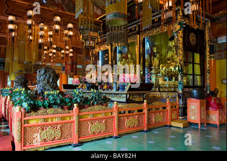 L'autel principal à l'intérieur de la salle du grand héros au monastère Po Lin. L'île de Lantau, Hong Kong Banque D'Images