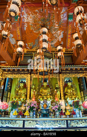 L'autel principal à l'intérieur de la salle du grand héros au monastère Po Lin. L'île de Lantau, Hong Kong Banque D'Images