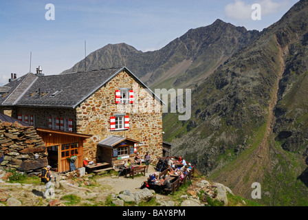 Randonneur atteignant hut Huette Nuernberger, Stubaier Alpen, Stubai, Tyrol, Autriche Banque D'Images