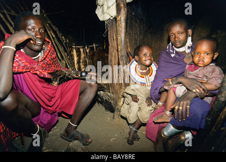 Famille Massai dans sa maison traditionnelle, la Tanzanie, l'Afrique de l'Est Banque D'Images