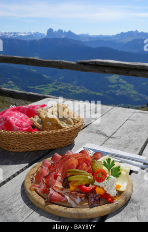 Collation Tyrolienne du sud du Tyrol du Sud avec speck, bacon, salami, pepperoni, peperoni, Kaminwurzen, fromage et Schuettelbrot, Dolom Banque D'Images
