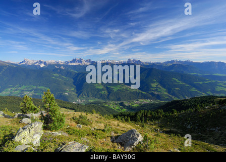 Avis de cabane à Radlseehuette vallée de la Valle Isarco près de Klausen et aux Dolomites avec Peitlerkofel, Geislergruppe, Sella avec Banque D'Images