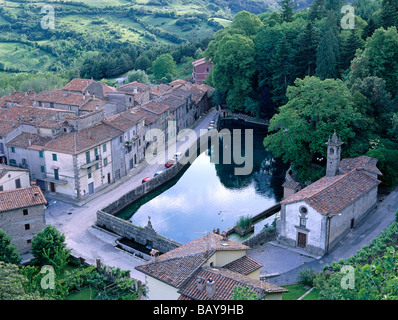 La Peschiera, bassin d'eau de Santa Flora, Village à Monte Amiata, Toscane, Italie Banque D'Images