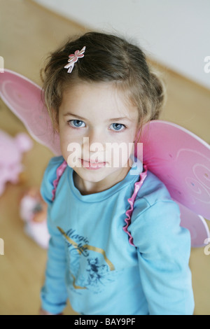 Girl (3-4 ans) portant des ailes de papillon Banque D'Images