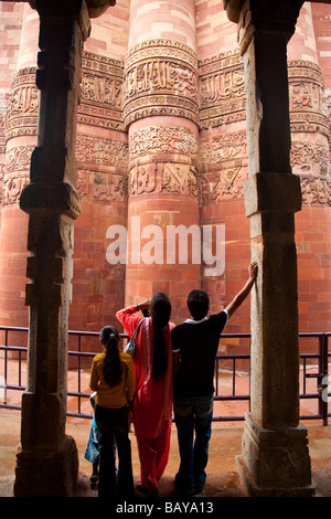 Les touristes à l'intérieur de l'Inde à Delhi Inde Qutab Minar Banque D'Images