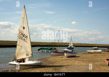 Les petits bateaux dans le ruisseau de marée Point Blakeney Norfolk UK Banque D'Images