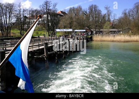 Sur l'embarcadère de ferry en bois Drapeau Bavière Chiemsee Allemagne Bavaria Chiemgau Herreninsel, Europe Banque D'Images