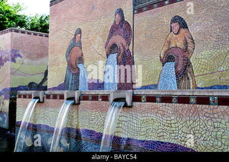De l'eau jaillit des fontaines sous une fresque à Bricktown (Oklahoma City) Banque D'Images