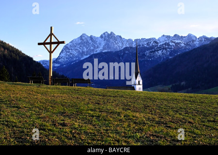 Village olympique de Schwendt, , Alpes autrichiennes, église, Campanile, clocher, et cross, Schwendt, Tyrol, Autriche, Europe Banque D'Images