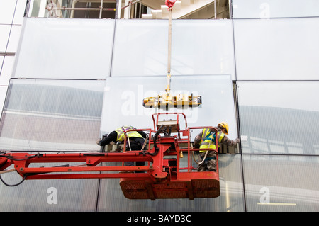 Londres Hackney Mai 2009 L'installation de grandes fenêtres dans nouveau bâtiment du Conseil Banque D'Images