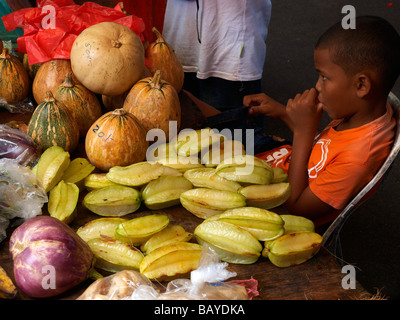 Garçon, Marché, Victoria, Mahé, Seychelles Banque D'Images