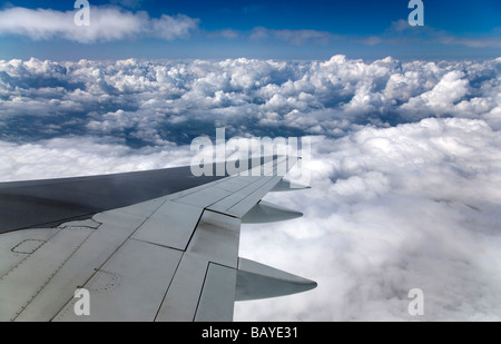 Vue depuis une fenêtre en avion. Banque D'Images