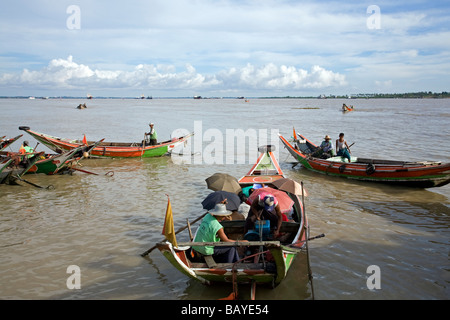 Bateau-taxi. Jetée de Botataung. Fleuve Yangon. Yangon. Myanmar Banque D'Images