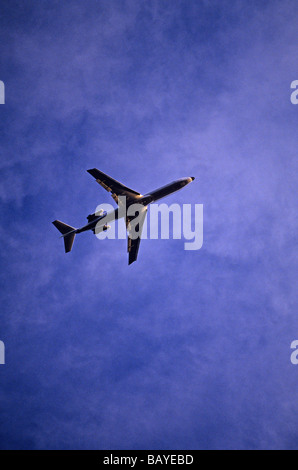 Airplane flying in sky l'État de Washington USA Banque D'Images