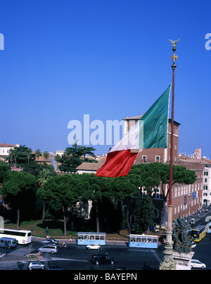 Drapeau Italien pilotait depuis le monument Vittorio Emanuele Rome Italie Banque D'Images