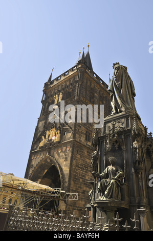 La statue du roi Charles IV sur le pont Charles à Prague, capitale de la République tchèque a été construit en 1357 Banque D'Images