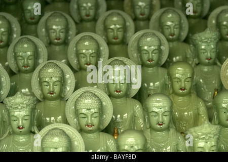 Statues de Bouddha de Jade sont affichées à l'Bohyeon Temple de Cheongdo Gyeongsang du Nord, Province, République de Corée du Sud. Banque D'Images