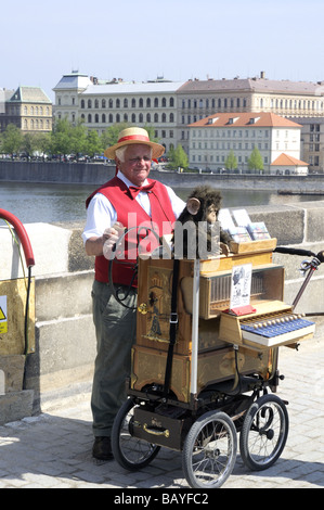 Artiste du spectacle sur le pont Charles à Prague, capitale de la République tchèque a été construit en 1357 pour traverser la rivière Vlatva Banque D'Images