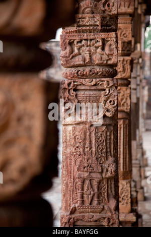 Colonnes hindoues Qutb Minar à Delhi en Inde Banque D'Images