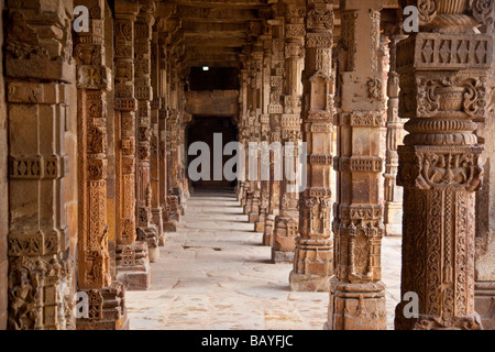 Colonnes hindoues Qutb Minar à Delhi en Inde Banque D'Images