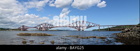 Vue Panoramique Pont du Forth de South Queensferry, Edinburgh contre le ciel bleu Banque D'Images