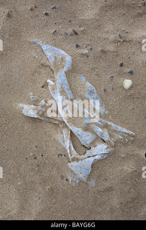 Bulles de plastique à moitié enfoui dans le sable sur une plage publique de South Tyneside Banque D'Images