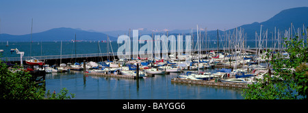 Voiliers et yachts au Royal Vancouver Yacht Club à Jericho Beach dans 'la baie English à Vancouver British Columbia Canada pour l'été Banque D'Images