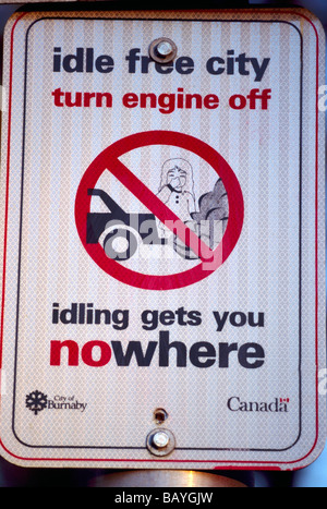 Règlement municipal signer - une zone vide, mettez hors tension moteur de voiture, pas de ralenti, pas de fumées d'échappement, arrêter la pollution de l'air, British Columbia Canada Banque D'Images