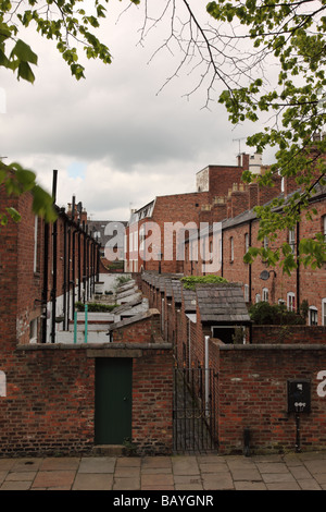 Gros plan de rangées de vieux briques rouges de retour à des maisons arrière à Chester, Cheshire, Angleterre, Royaume-Uni Banque D'Images