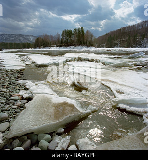 La dérive de la glace sur la rivière Katun. Les montagnes de l'Altaï, en Sibérie, Russie Banque D'Images