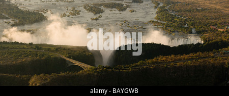 Vue panoramique à partir d'hélicoptères de la lumière sur toute brume pont de Victoria Falls et à la frontière de la route de la Zambie et du Zimbabwe 7 merveilles naturelles du monde site de l'UNESCO Banque D'Images