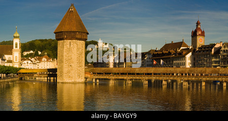 Historique Panorama couverte en bois Kapellbrücke passerelle sur la Reuss, Lucerne Suisse avec la tour de la chapelle, le lac de Lucerne, l'hôtel lointain Gutch, ciel bleu Banque D'Images